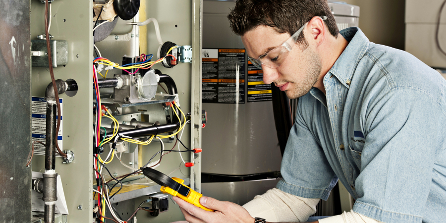 Electro-Mechanical Techniciansat work