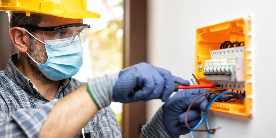 Electriciansat work