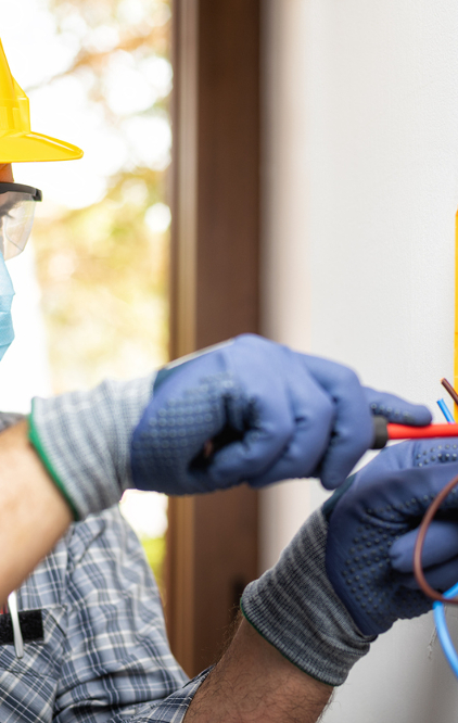 Electriciansat work